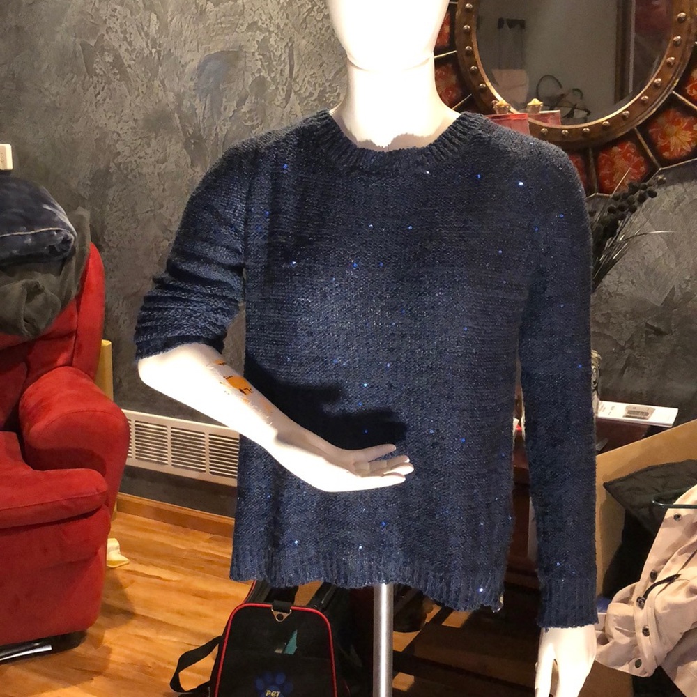 Sweater with a beautiful back with golden details